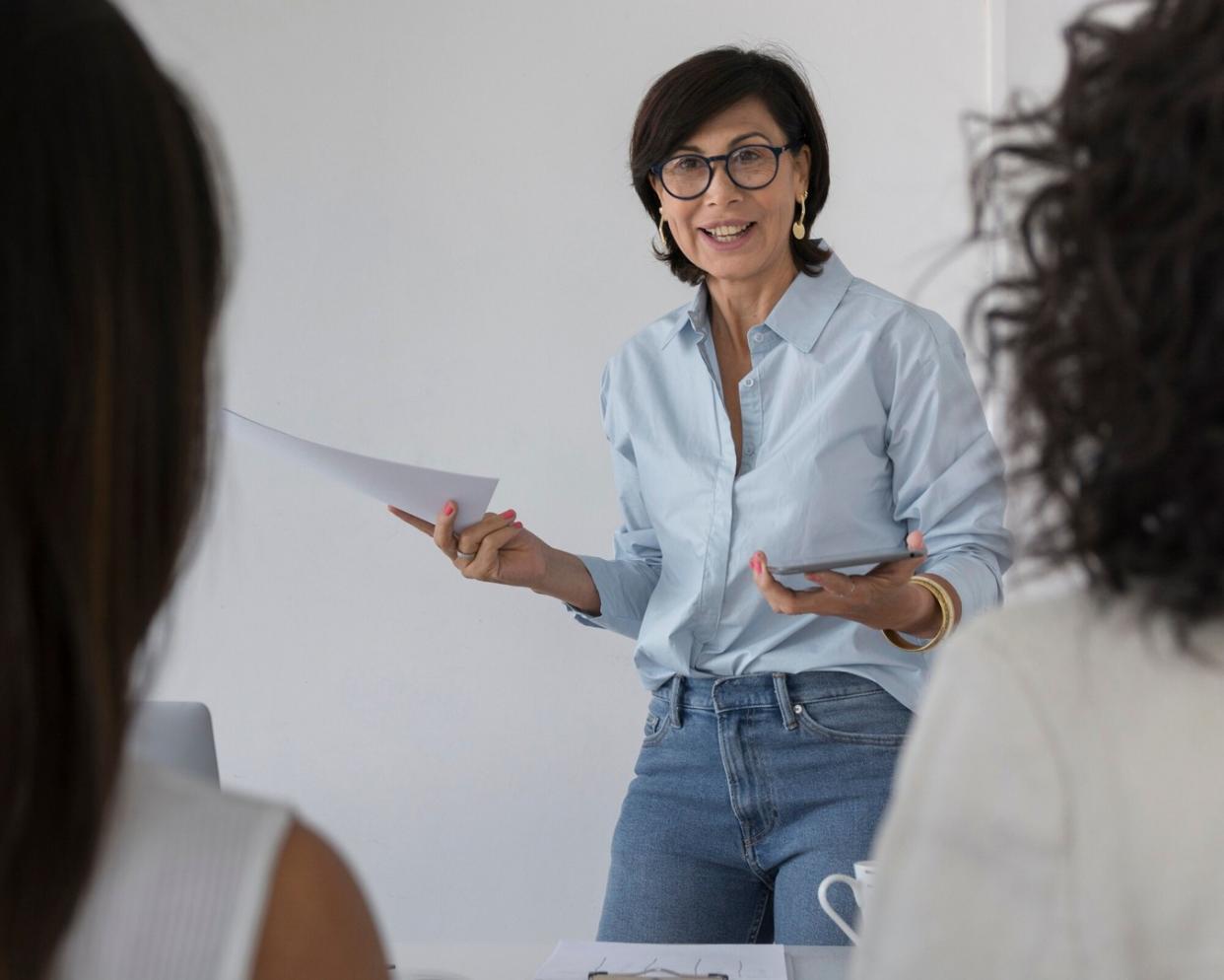 Profesionales trabajando en análisis financiero